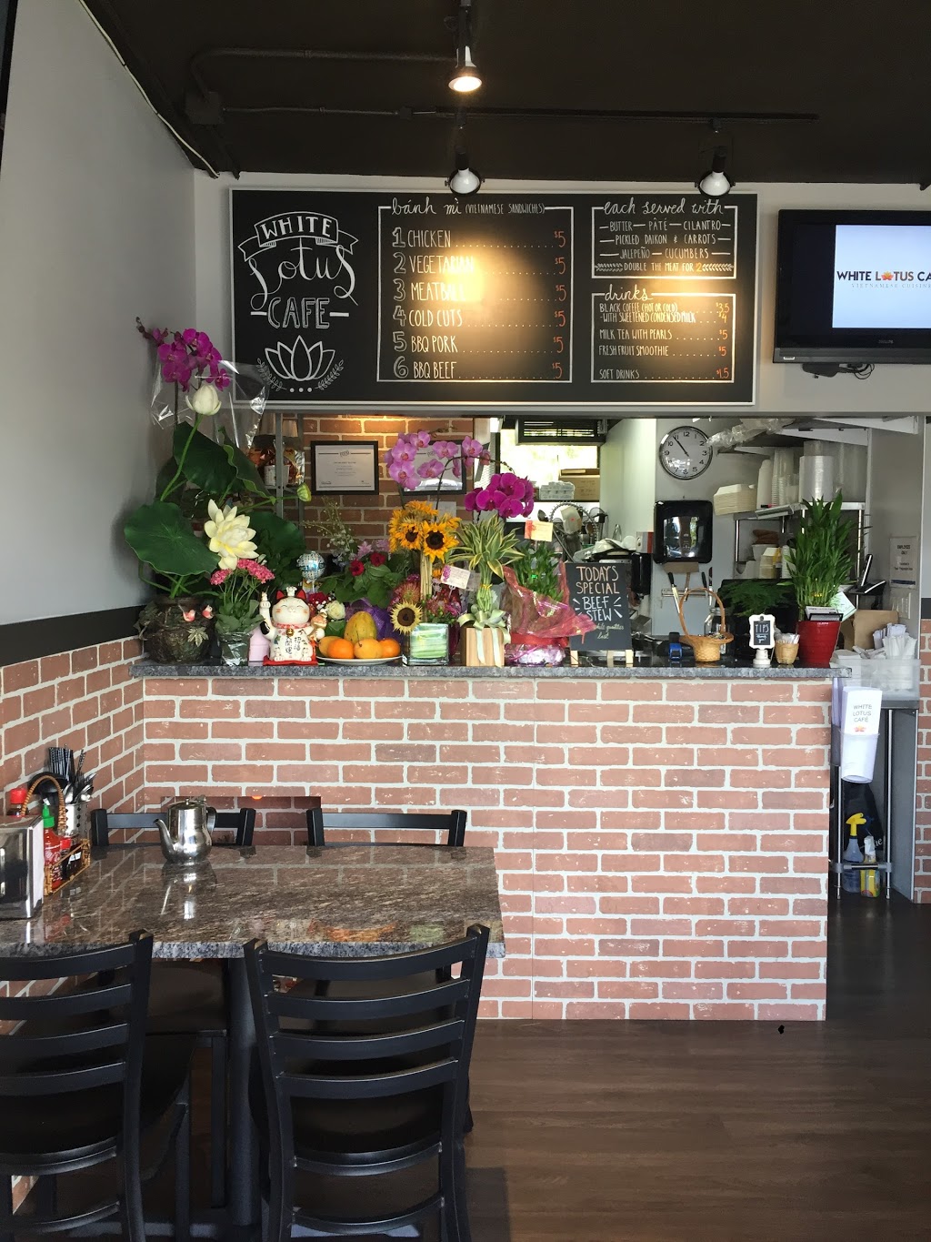 White Lotus Cafe | 5901 Broadway, Burnaby, BC V5B 2Y1, Canada | Phone: (604) 428-7522