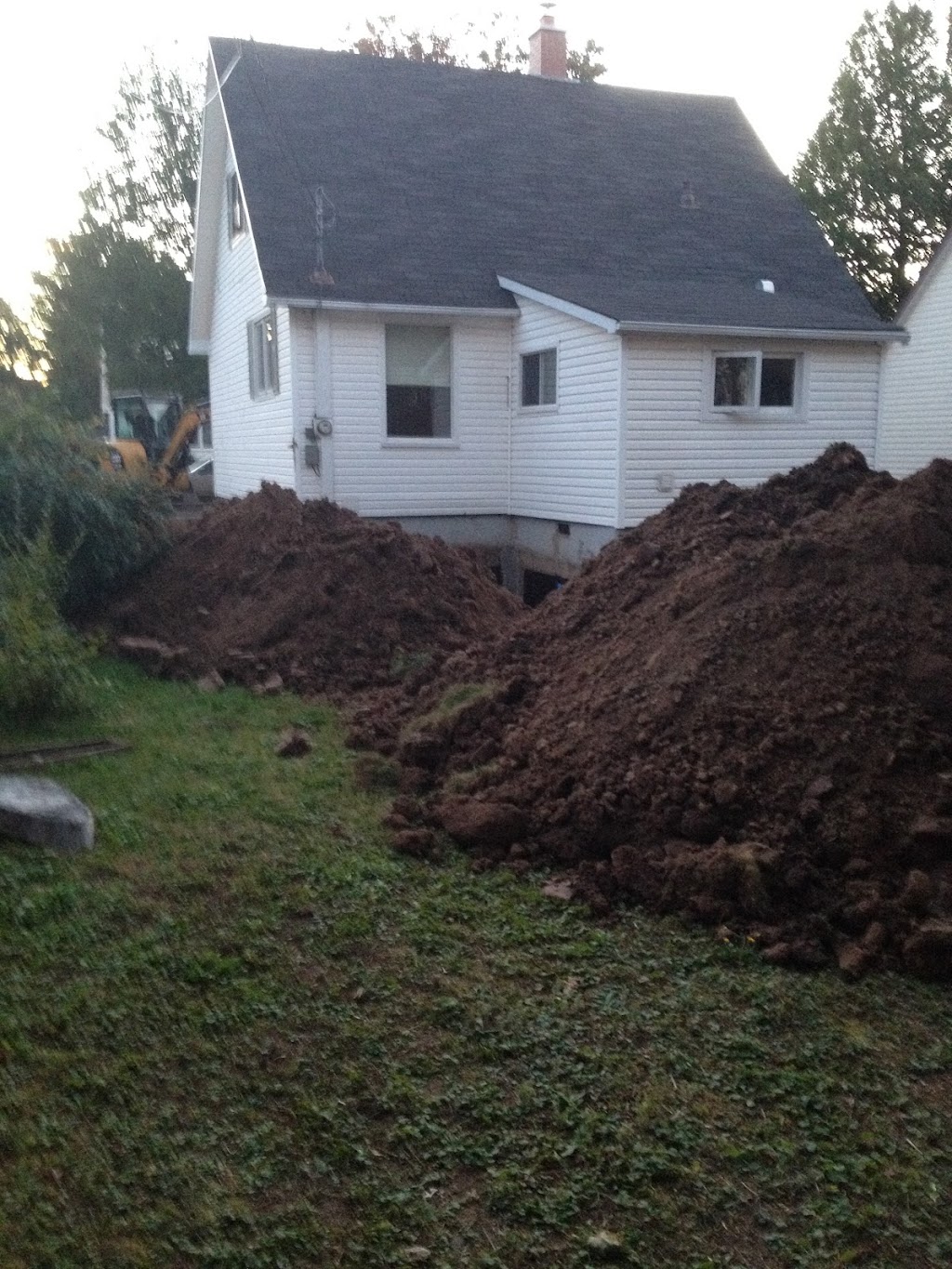 Pierres Mini Excavation | 669 Babin St, Dieppe, NB E1A 5M7, Canada | Phone: (506) 854-5611