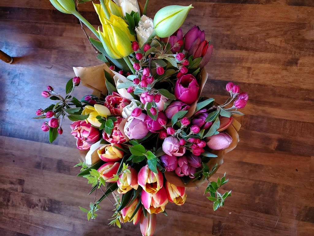 Flowers on King | 102 King St, Woodville, ON K0M 2T0, Canada | Phone: (905) 626-7928