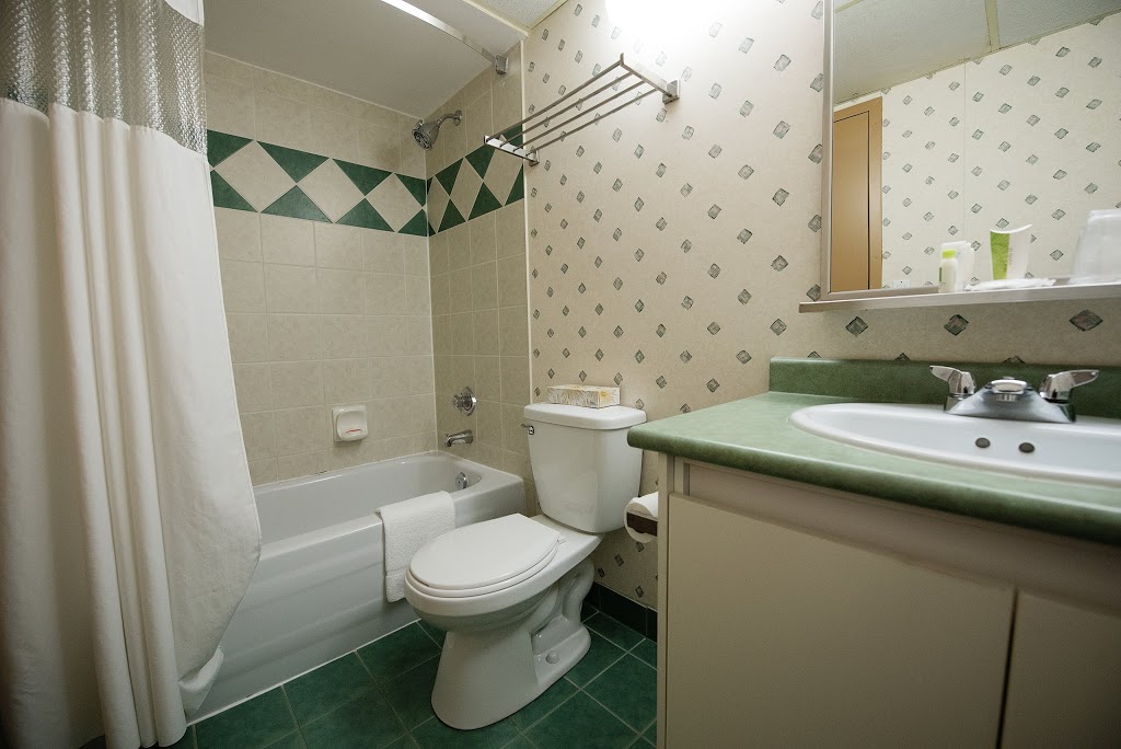 Harrison Lake Hotel | 190 Lillooet Rd, Harrison Hot Springs, BC V0M 1K0, Canada | Phone: (888) 265-1155