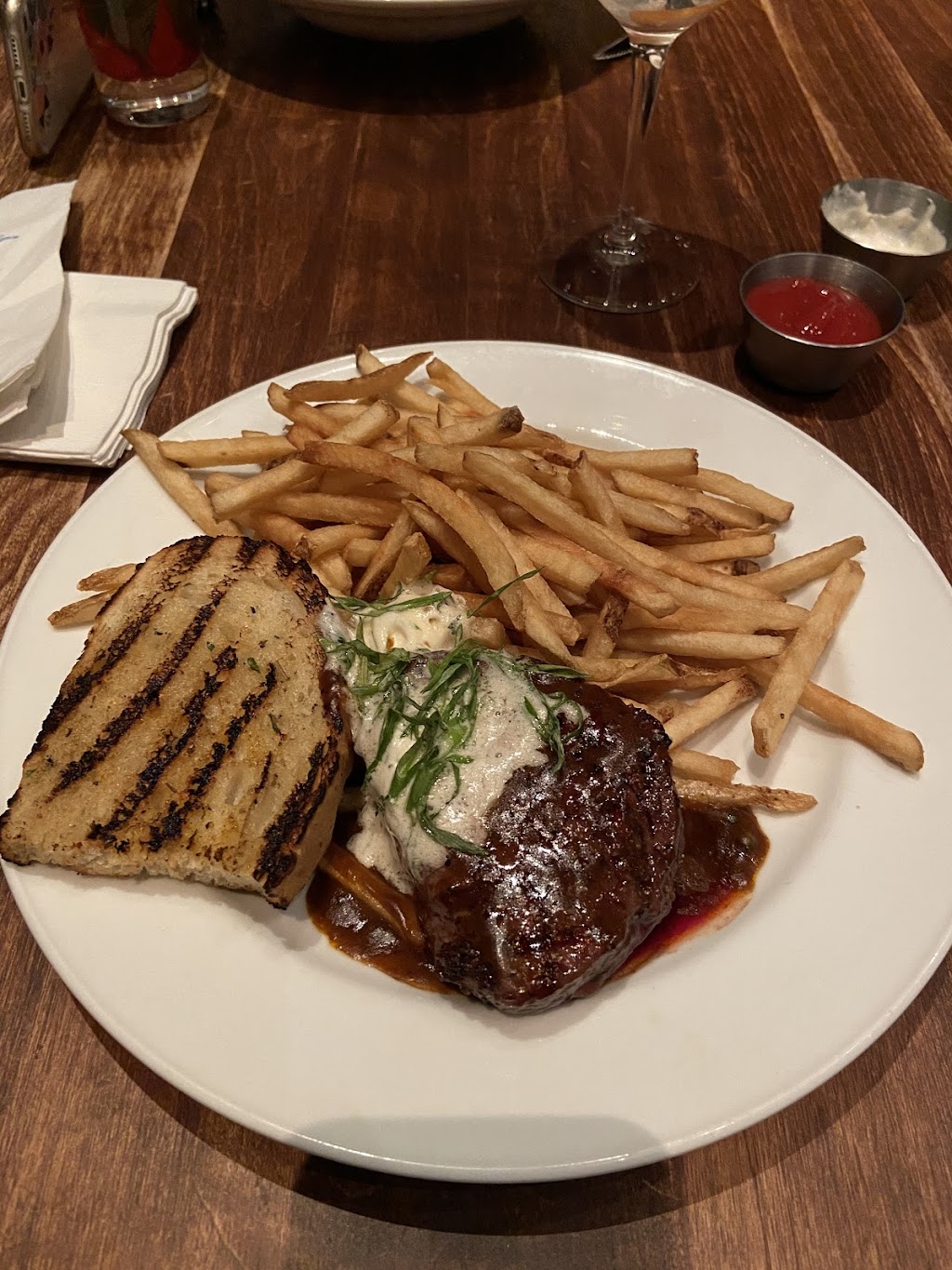 Earls Kitchen + Bar | 1455 Portage Ave, Winnipeg, MB R3G 0W4, Canada | Phone: (204) 975-1845