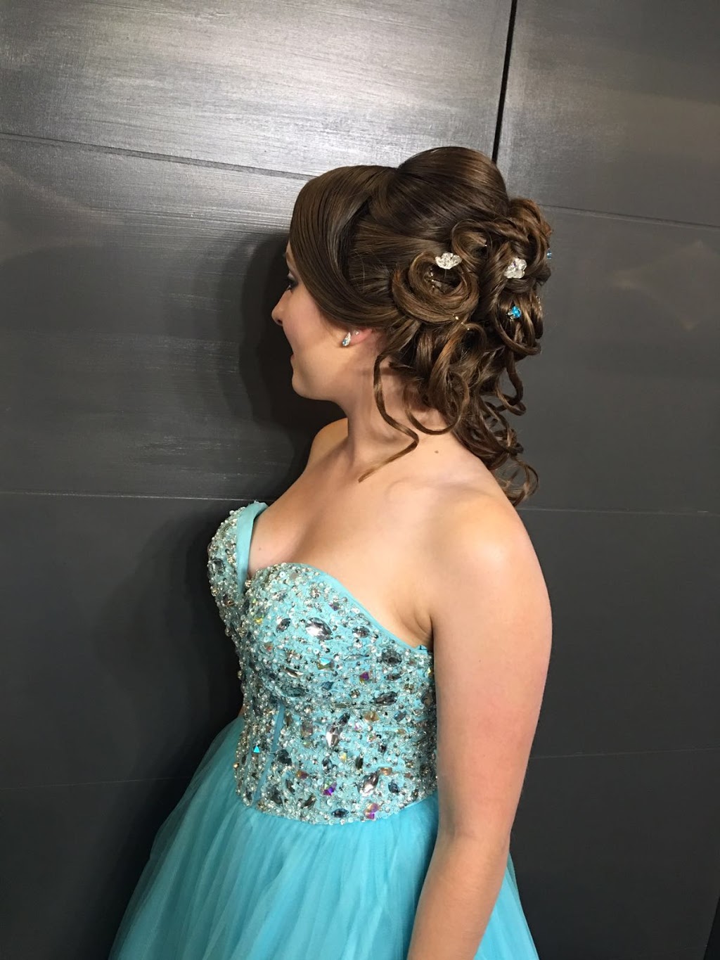 Luckys Hair & Beauty Salon | 9137 150a St, Surrey, BC V3R 8L5, Canada | Phone: (604) 583-9325