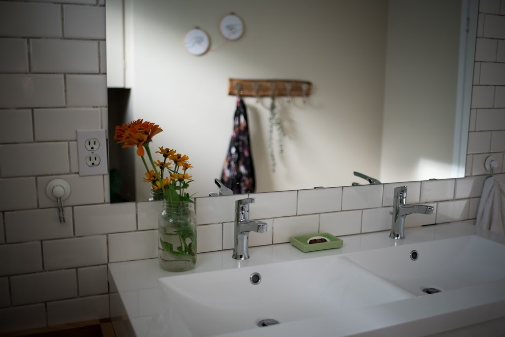 La Cabane Guesthouse | 315 Provencher Blvd, Winnipeg, MB R2H 0G8, Canada | Phone: (204) 794-4218