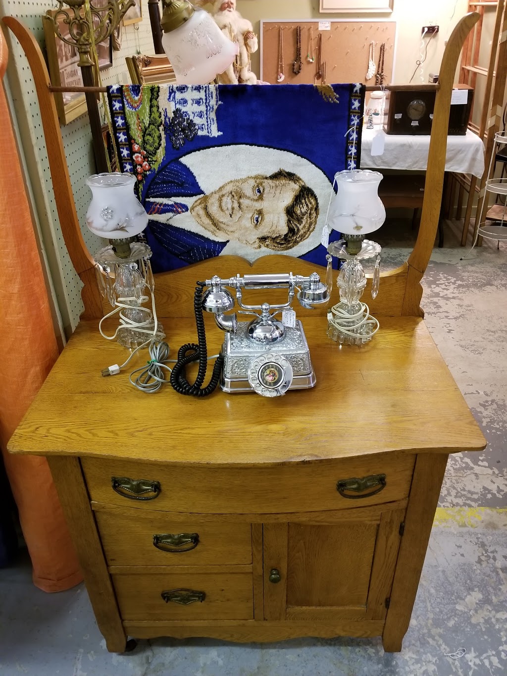 Mizeners Antiques & More Market | 367 ON-5, Dundas, ON L9H 5E2, Canada | Phone: (905) 690-3532
