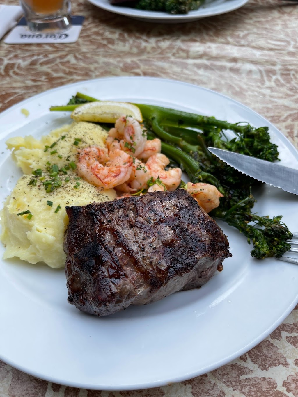 Earls Kitchen + Bar | 2111 Gaetz Ave, Red Deer, AB T4R 1Z4, Canada | Phone: (403) 342-4055