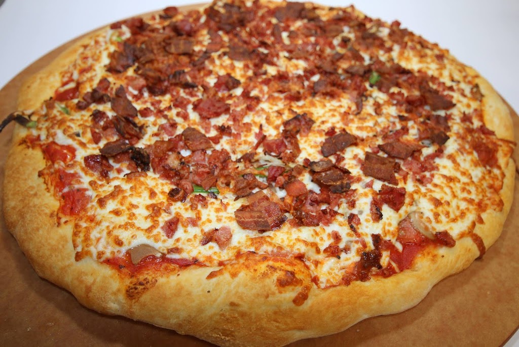 Casse-Croûte den Haut | 490 Rue de St Jovite, Mont-Tremblant, QC J8E 2Z9, Canada | Phone: (819) 425-7474