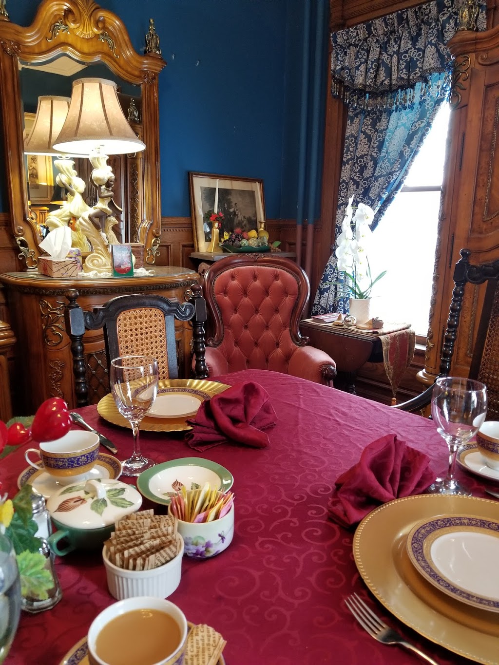 A Moment In Time Bed & Breakfast | 5982 Culp St, Niagara Falls, ON L2G 2B5, Canada | Phone: (905) 353-8522