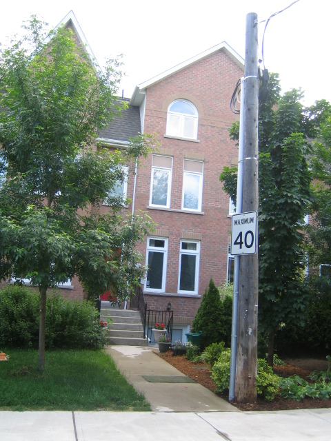 Clinton and Bloor B&B | 390 Clinton St, Toronto, ON M6G 2Z2, Canada | Phone: (416) 898-8461