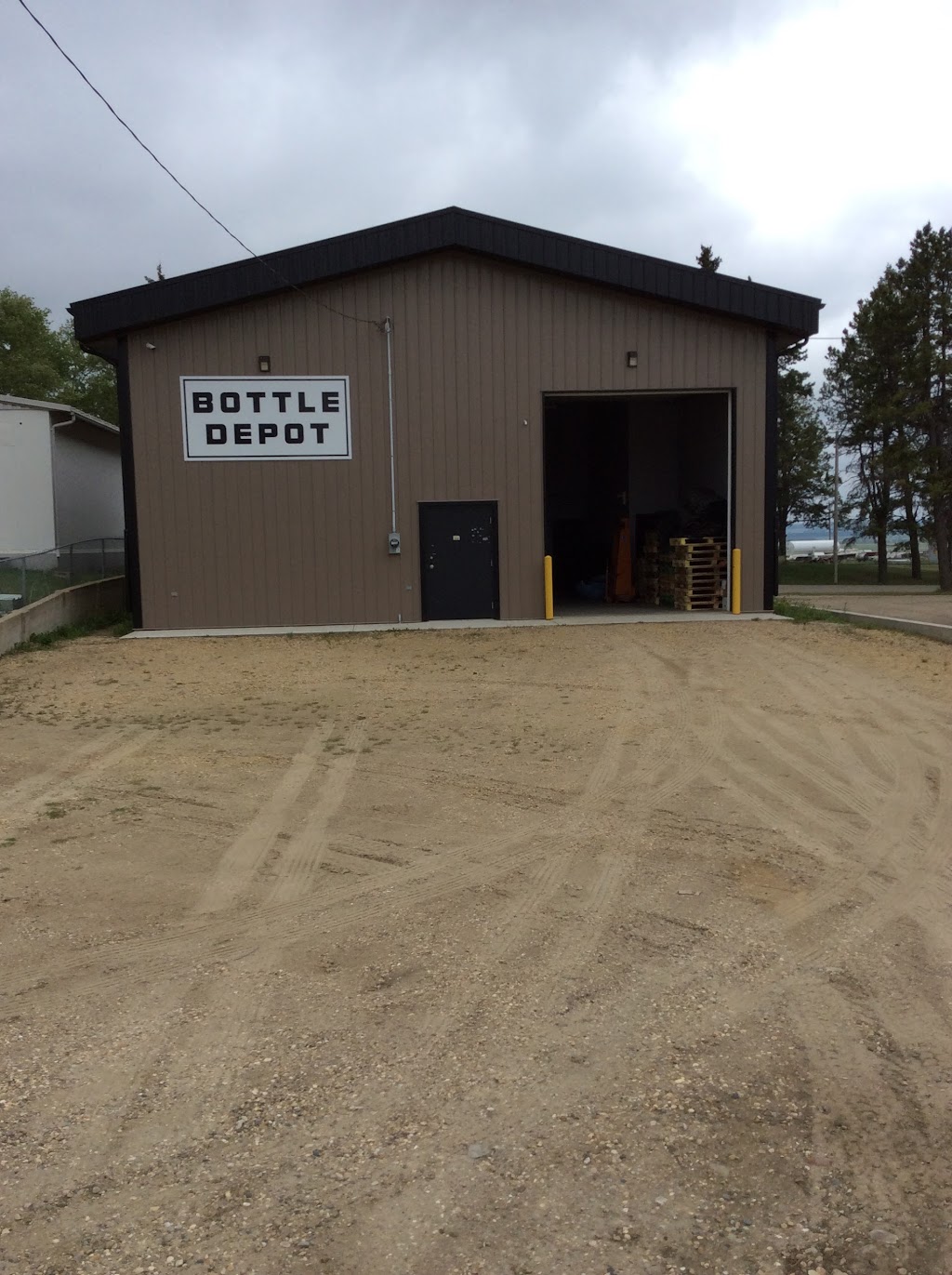 Bentley Bottle Depot | 5006 49 Ave, Bentley, AB T0C 0J0, Canada | Phone: (403) 658-5500