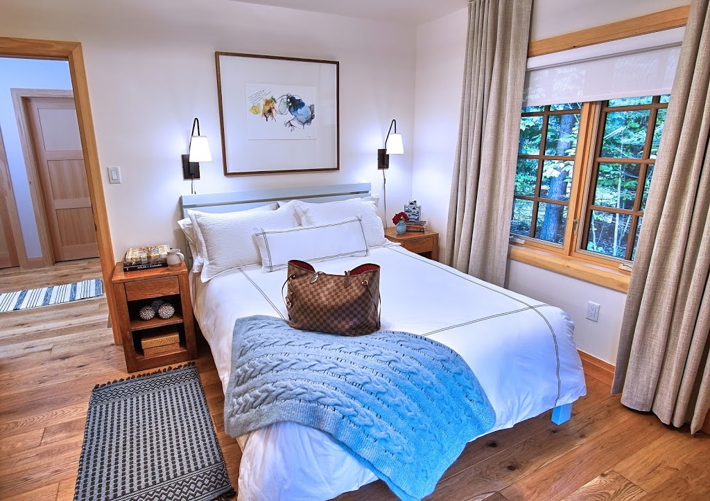The Haliburton Post House | 1297 Kashagawigamog Lake Rd, Minden, ON K0M 2K0, Canada | Phone: (416) 432-4058