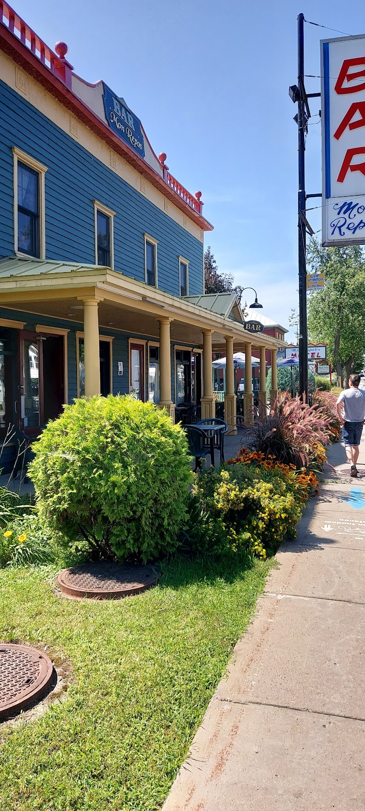 Bar Mon Repos | 1860 Av. Bourgogne, Chambly, QC J3L 1Z3, Canada | Phone: (450) 658-2262