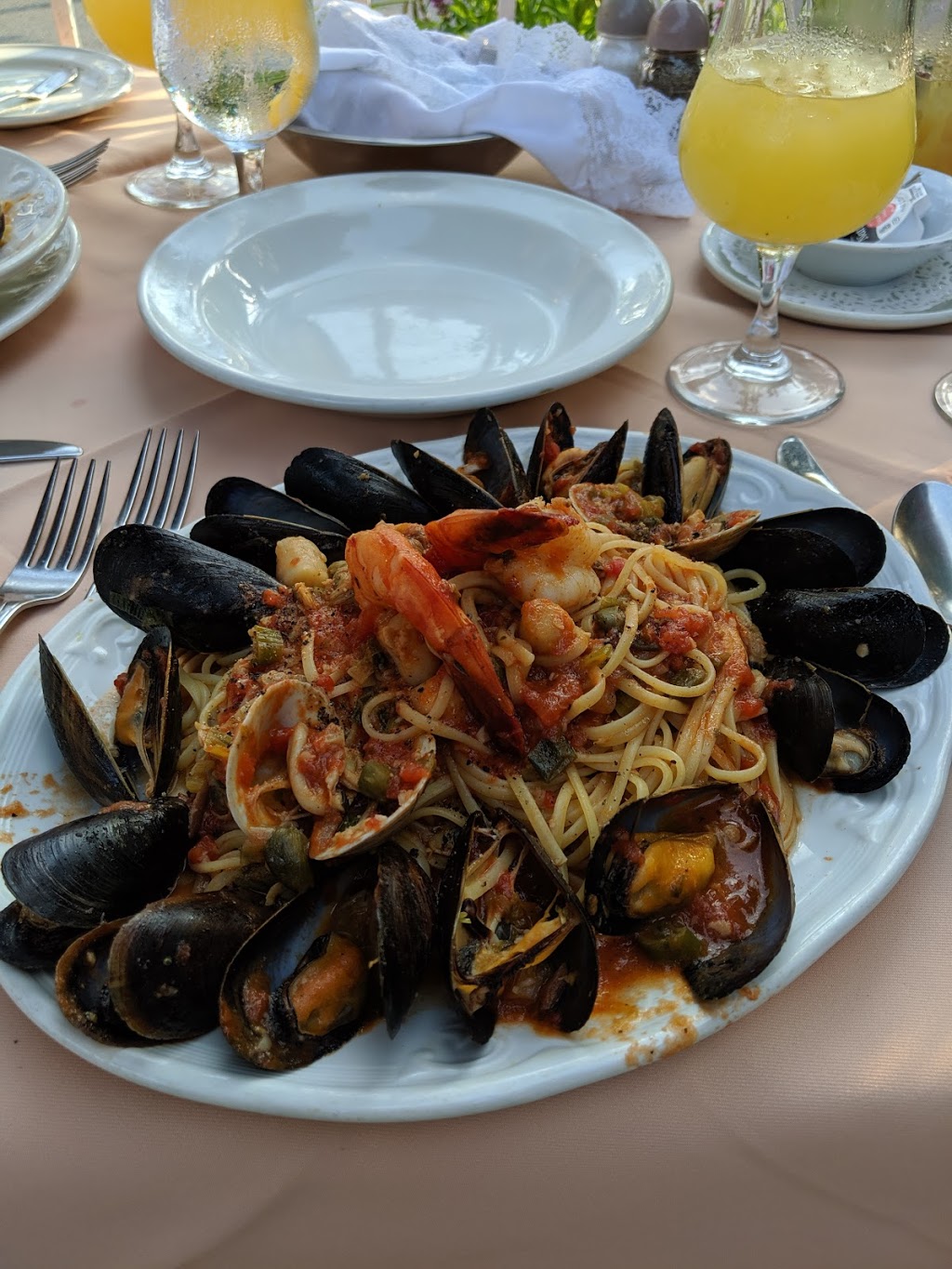 Restaurant Esmeralda Sur-Lac | 1223 Chemin du Chantecler, Sainte-Adèle, QC J8B 2Y3, Canada | Phone: (450) 229-5151