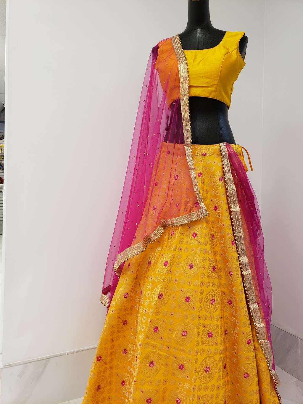 Fashion Valley | 795 Middlefield Rd, Scarborough, ON M1V 2T9, Canada | Phone: (416) 299-4383