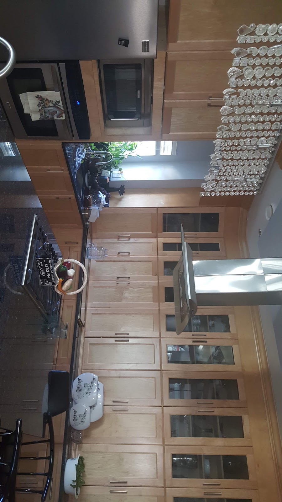 White House Guesthouse | 445 E 49th Ave, Vancouver, BC V5W 2G8, Canada | Phone: (778) 898-1505