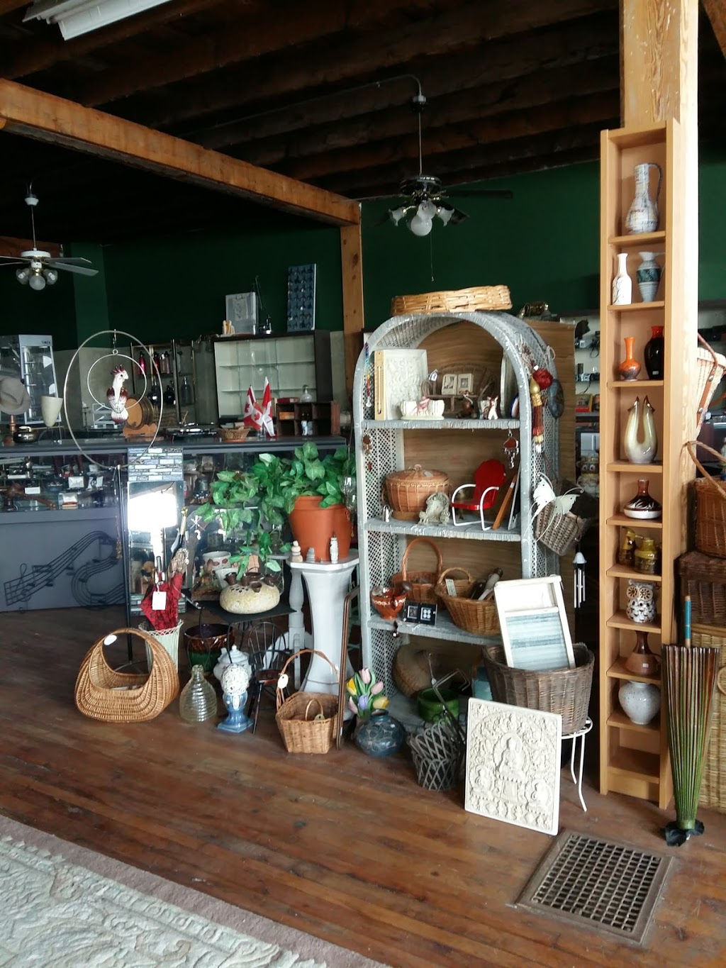 Top of the Stairs Antiques & Collectibles | 36 Niagara St, Welland, ON L3C 1H9, Canada | Phone: (289) 687-7634
