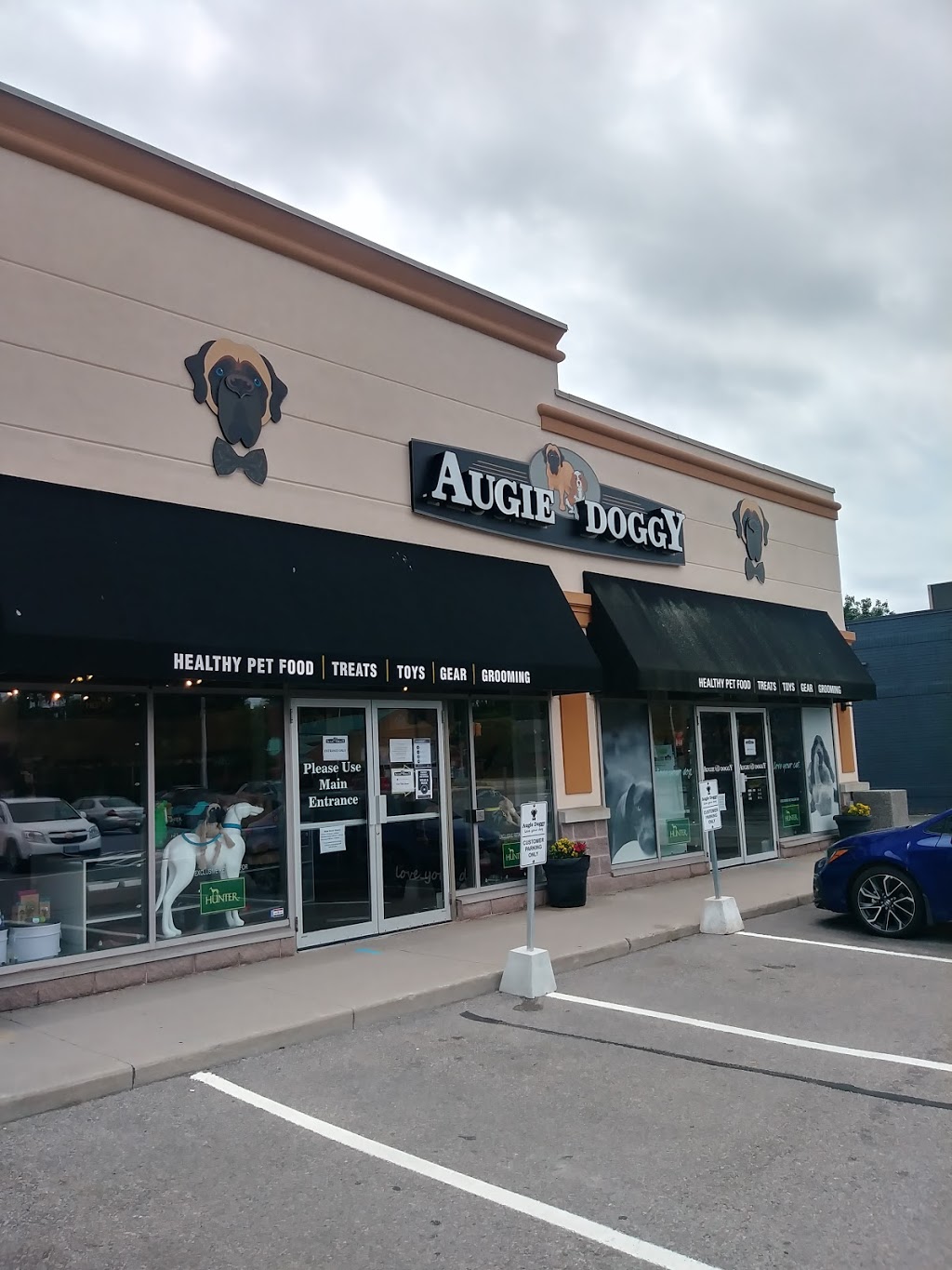 Augie Doggy | 817 Dundas St W, Whitby, ON L1N 2N6, Canada | Phone: (905) 493-3641