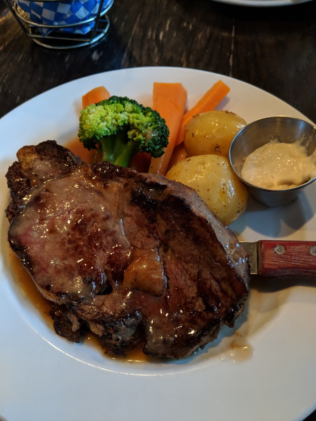 Ginos Restaurant | 431 E Columbia St, New Westminster, BC V3L 3X4, Canada | Phone: (604) 525-1071