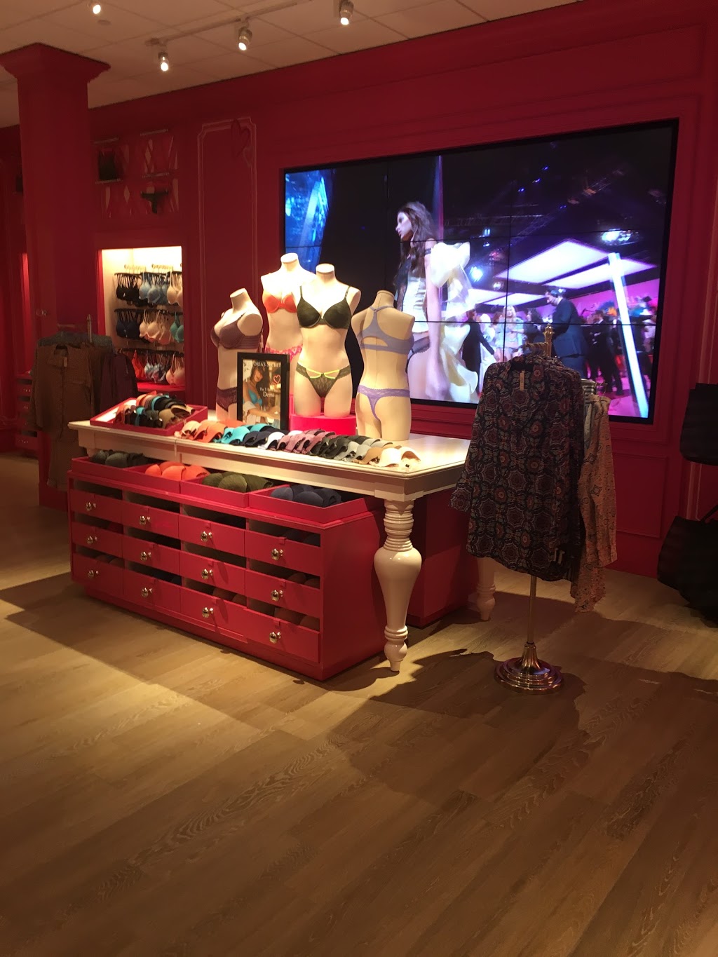 Victorias Secret & PINK | 119-1225 St Marys Rd #119/118, Winnipeg, MB R2M 5E5, Canada | Phone: (204) 253-7369