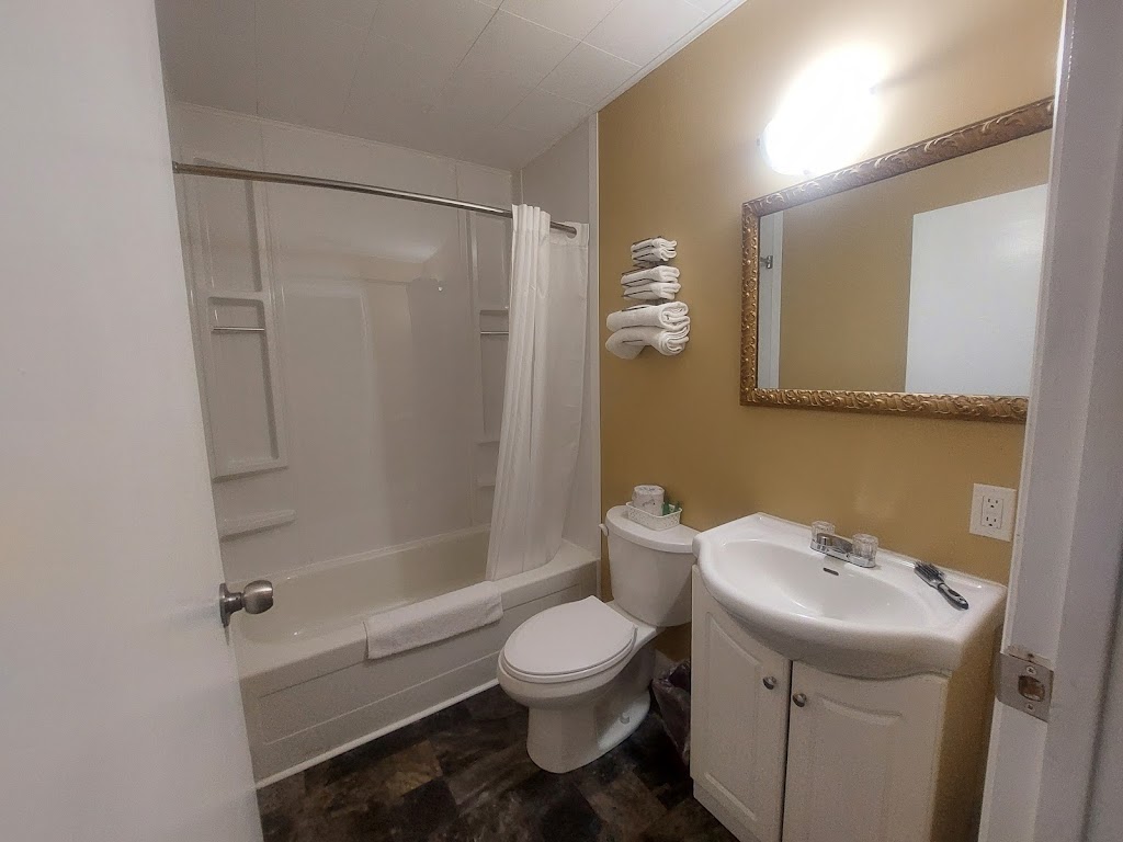 Travellers Inn | 1044 Pembroke St E, Pembroke, ON K8A 8K6, Canada | Phone: (613) 732-9901