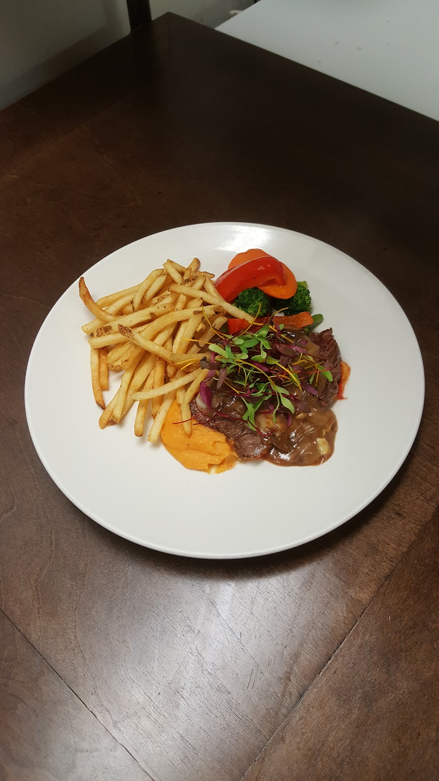 Restaurant Le Renato | 3423 Rue Laval, Lac-Mégantic, QC G6B 1A5, Canada | Phone: (819) 583-5585