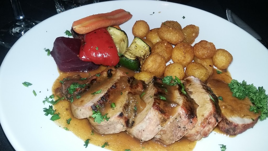 Comme Chez Soi - Restaurant & Auberge | 3219 Rue Principale O, Magog, QC J1X 0J6, Canada | Phone: (819) 868-2233