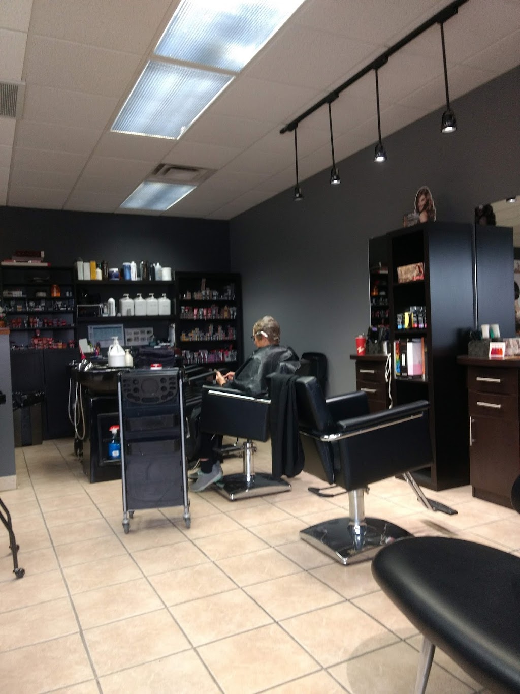 Winnie Hair Salon | 240 Silvercreek Pkwy N Unit 4, Guelph, ON N1H 1E7, Canada | Phone: (519) 265-8819