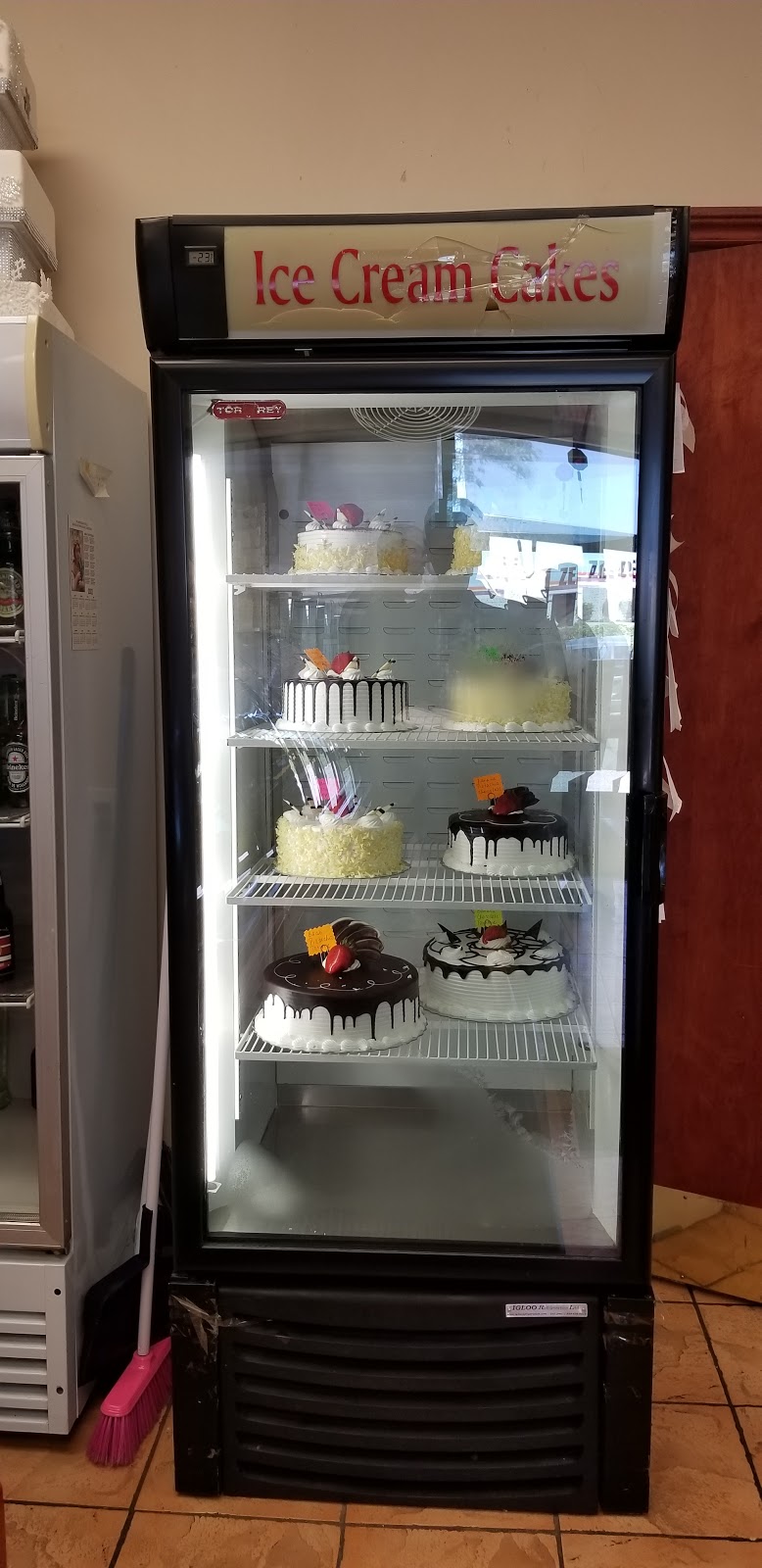 Diana Pasteccerea Cafe | 4910 Tomken Rd, Mississauga, ON L4W 1J8, Canada | Phone: (905) 206-0200