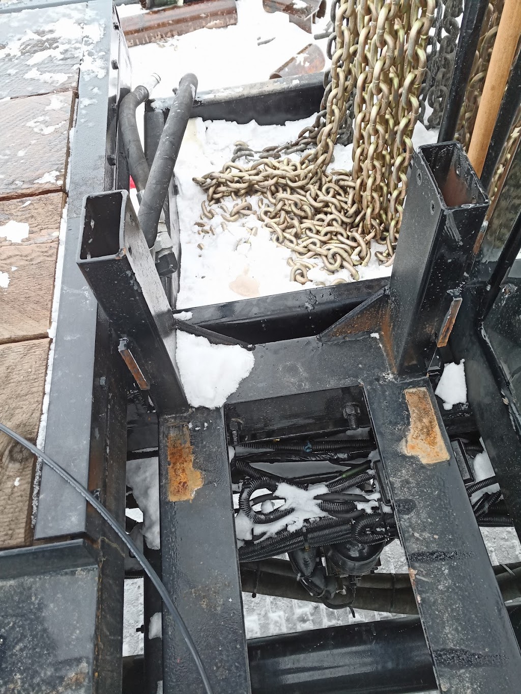 Universal Handling Equipment | 4024 Charles St, Alberta T4S 2A8, Canada | Phone: (403) 346-1233