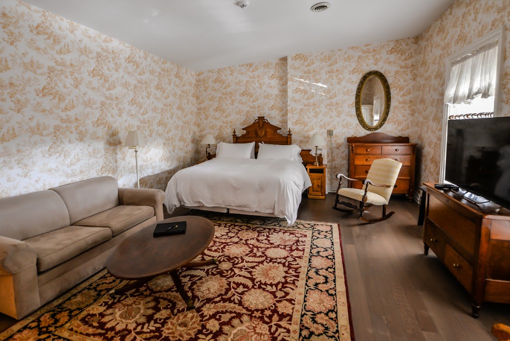 The Little Inn of Bayfield | 26 Bayfield Main St N, Bayfield, ON N0M 1G0, Canada | Phone: (519) 565-2611