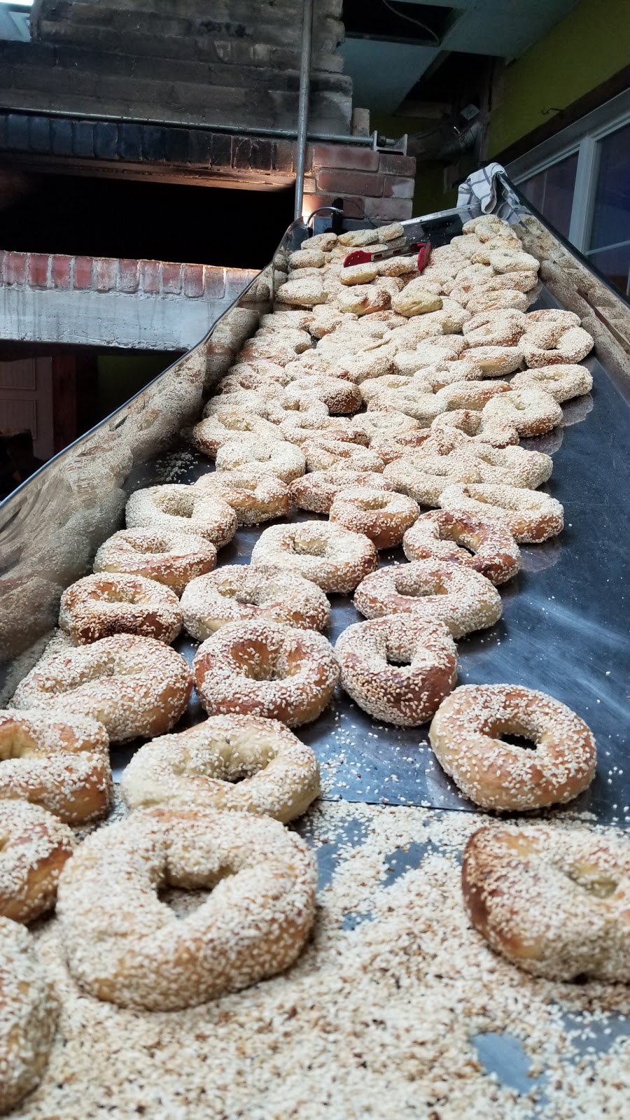 Bagels Round Top | 1 Principale Sud, Sutton, QC J0E 2K0, Canada | Phone: (450) 522-4518