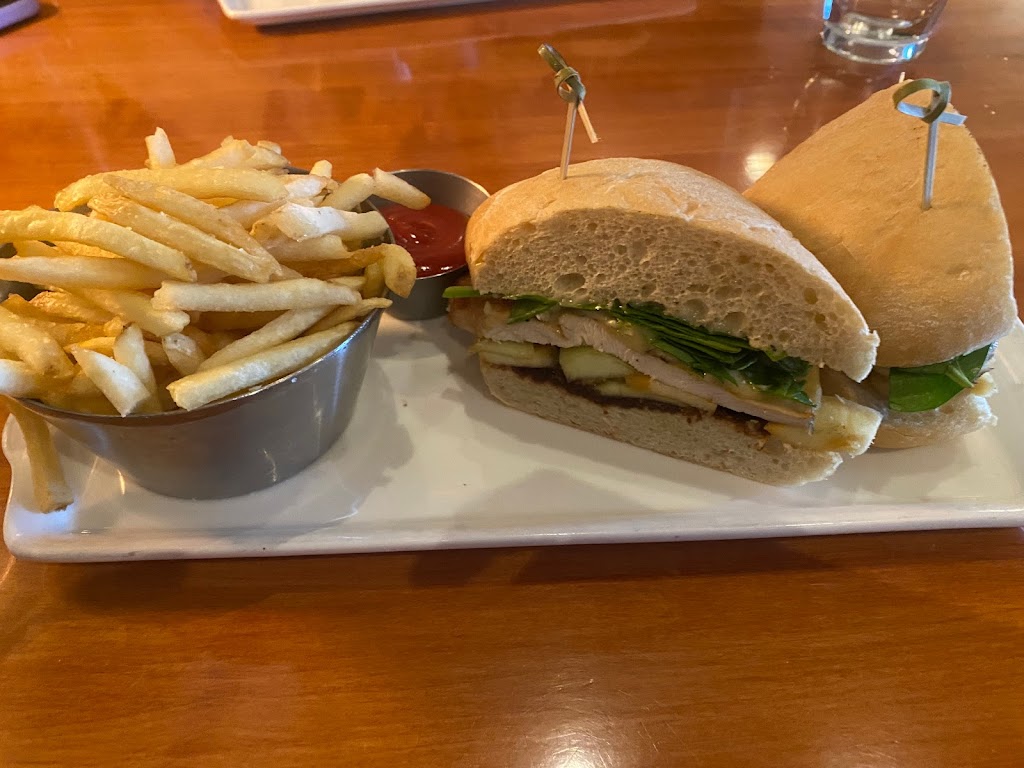 Earls Kitchen + Bar | 2111 Gaetz Ave, Red Deer, AB T4R 1Z4, Canada | Phone: (403) 342-4055
