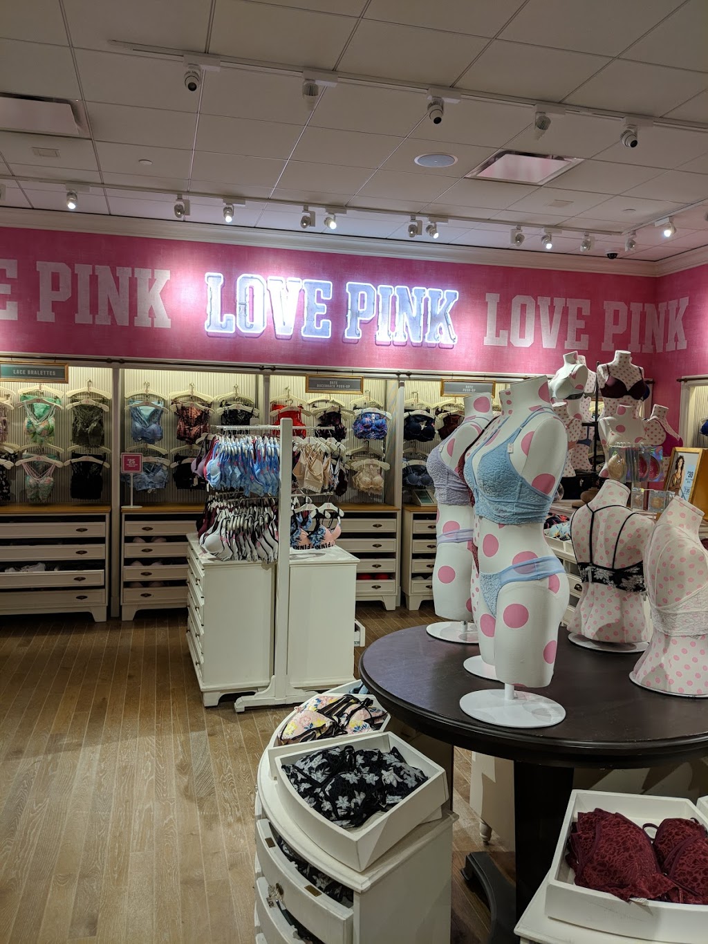 Victorias Secret & PINK | 119-1225 St Marys Rd #119/118, Winnipeg, MB R2M 5E5, Canada | Phone: (204) 253-7369
