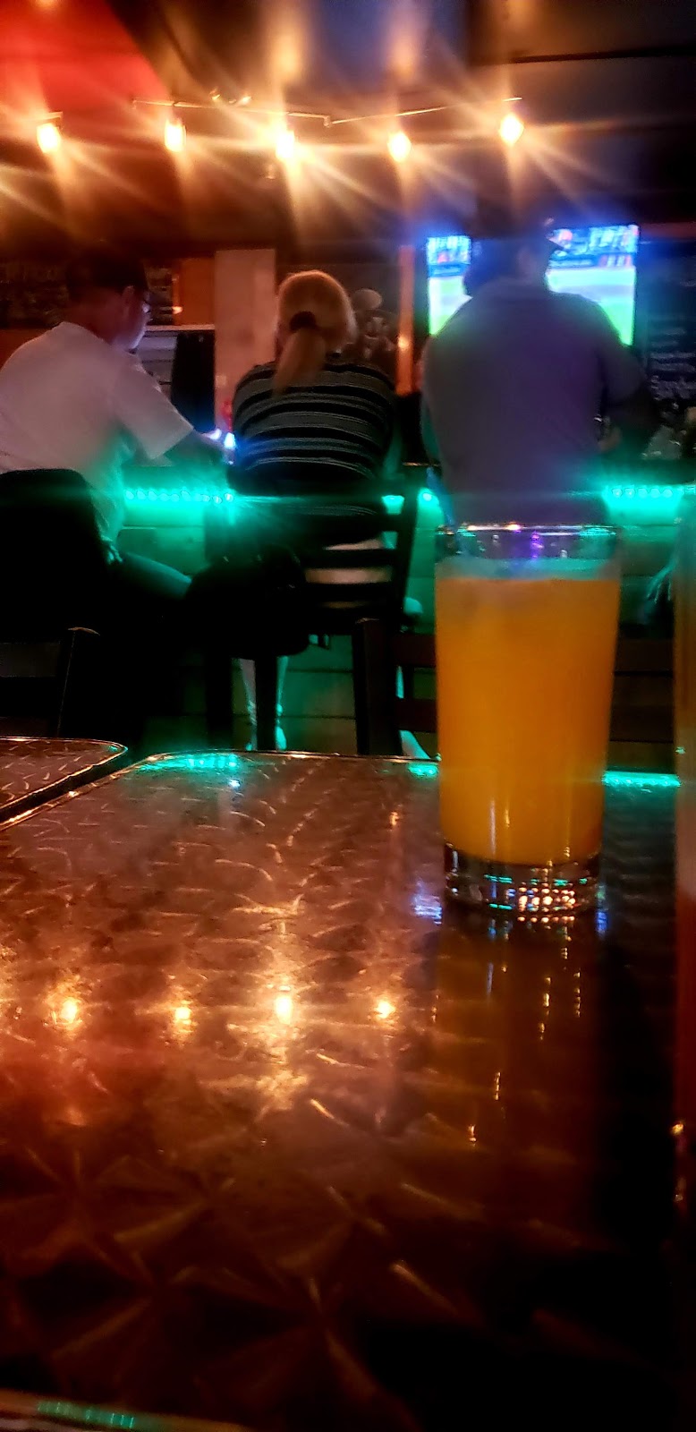 Bar L’Évasion | 394 Rue St Étienne, La Malbaie, QC G5A 1S8, Canada | Phone: (418) 665-3535