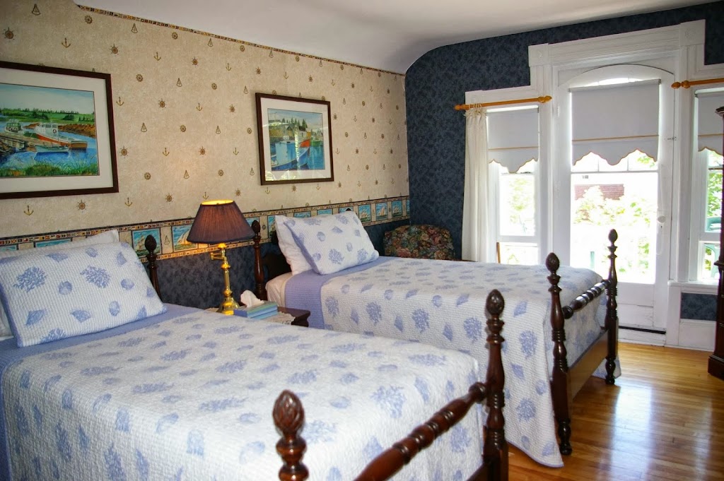 Dawson House Bed & Breakfast | 122 N River Rd, Charlottetown, PE C1A 3K8, Canada | Phone: (902) 628-3886