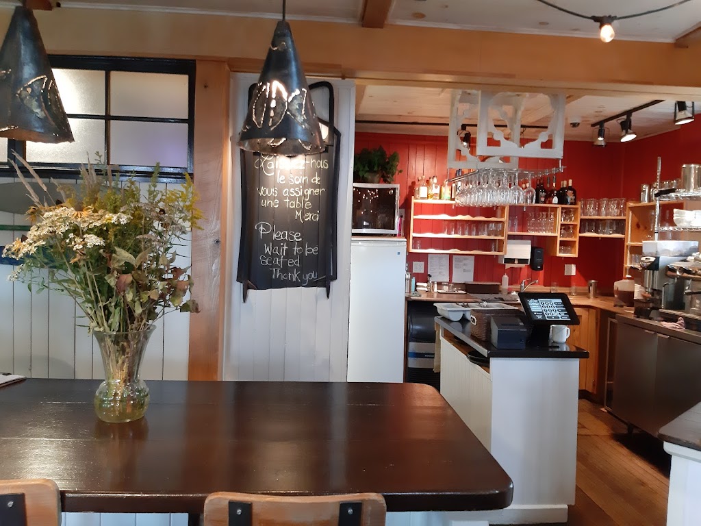 Café Bohème | 239 Rue des Pionniers, Tadoussac, QC G0T 2A0, Canada | Phone: (418) 235-1180