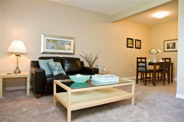 Callingwood on 170th Apartments | 17116 64 Ave NW, Edmonton, AB T5T 2C9, Canada | Phone: (780) 444-0795
