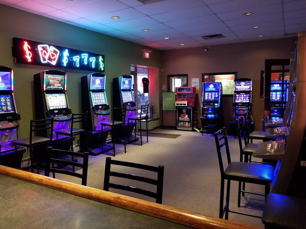 Hugos Bar & Grill | 451 Windmill Rd, Dartmouth, NS B3A 1J9, Canada | Phone: (902) 466-8222