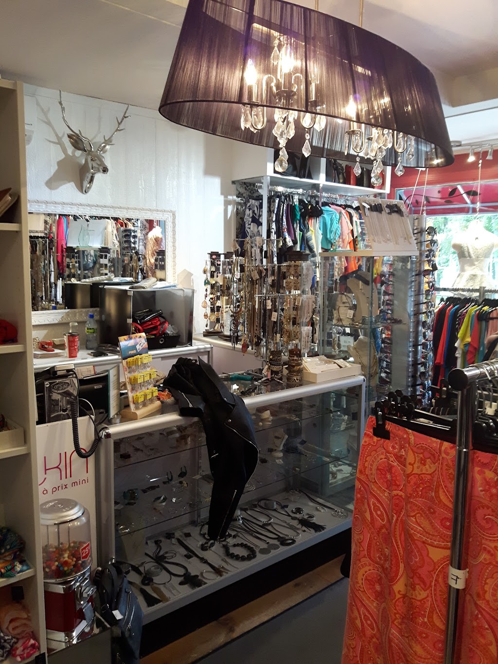 Le Walkin Boutique | 571 Rue Charbonneau, Mont-Tremblant, QC J8E 3H4, Canada | Phone: (819) 681-0198
