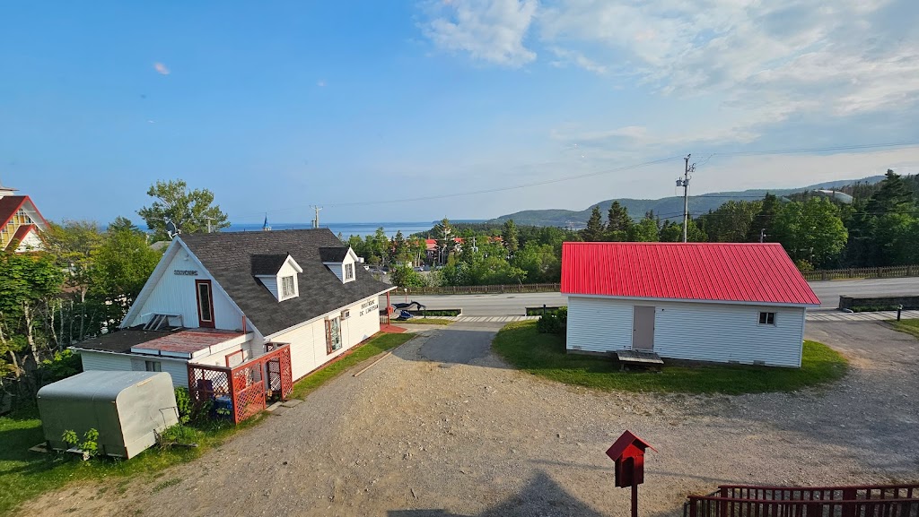 Le Bateau | 246 Rue des Forgerons, Tadoussac, QC G0T 2A0, Canada | Phone: (418) 235-4427