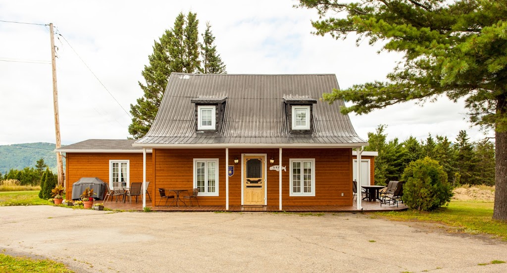 Maison Le Béluga | 3422 Chemin des Coudriers, LIsle-aux-Coudres, QC G0A 1X0, Canada | Phone: (418) 438-2515