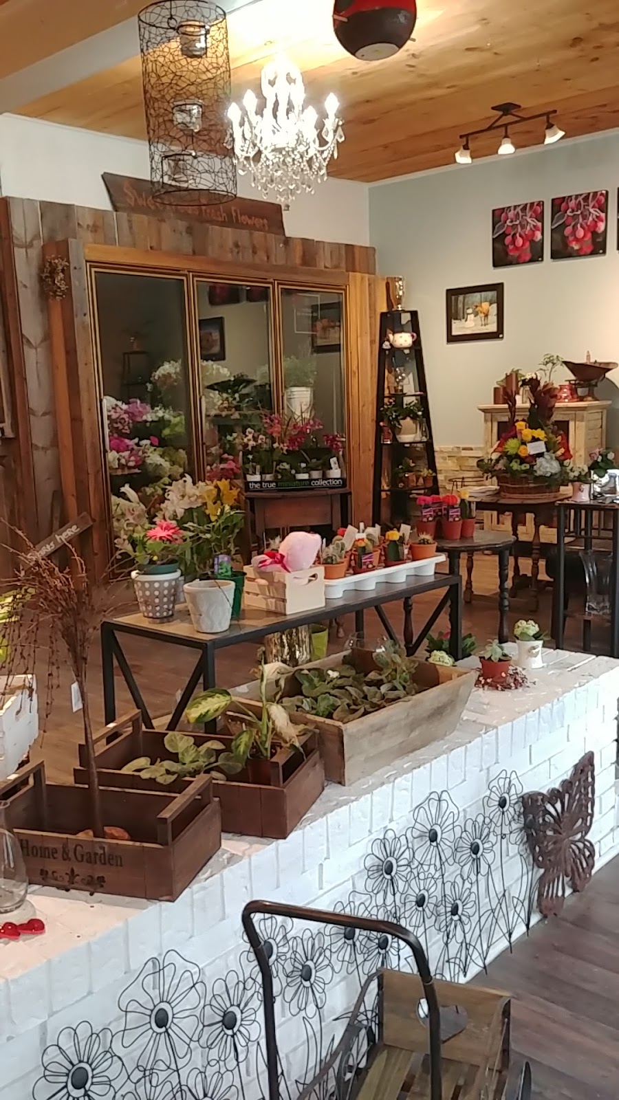 Sweet Peas Fresh Flowers Ltd | 88 Gore St E, Perth, ON K7H 1J2, Canada | Phone: (613) 267-2141