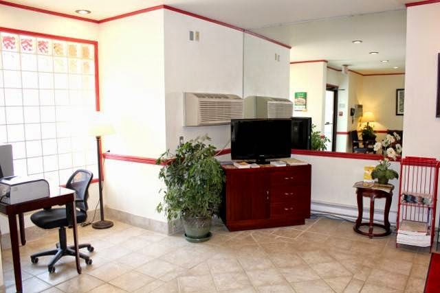 Econo Lodge Causeway Bay | 4420 16 Ave NW, Calgary, AB T3B 0M4, Canada | Phone: (403) 288-7115