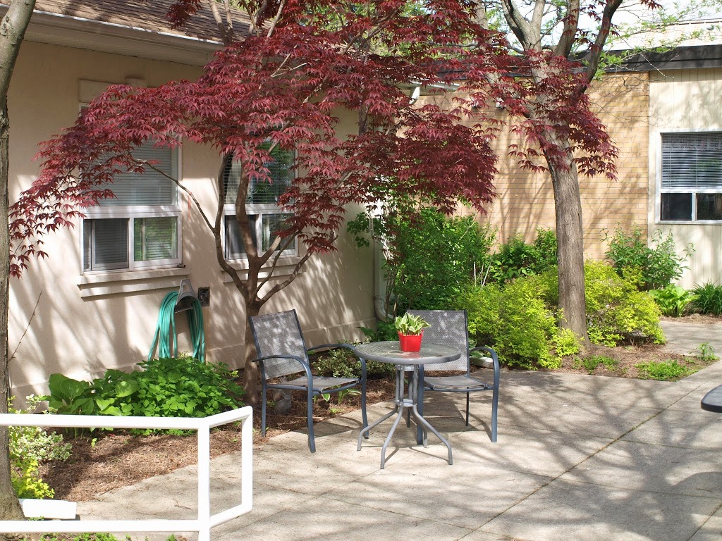 Park Avenue Manor Retirement Residence | 924 Park Ave W, Burlington, ON L7T 1N7, Canada | Phone: (905) 333-3323
