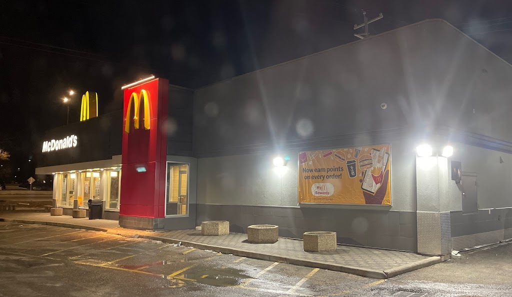 McDonalds | 2320 16 Ave NW, Calgary, AB T2N 4H8, Canada | Phone: (403) 289-9050