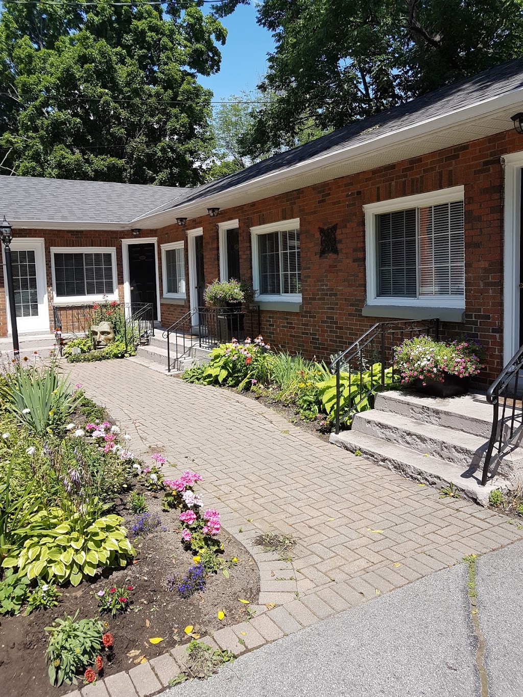 The Woodview Inn | 250 King St W, Gananoque, ON K7G 2G6, Canada | Phone: (844) 382-1110