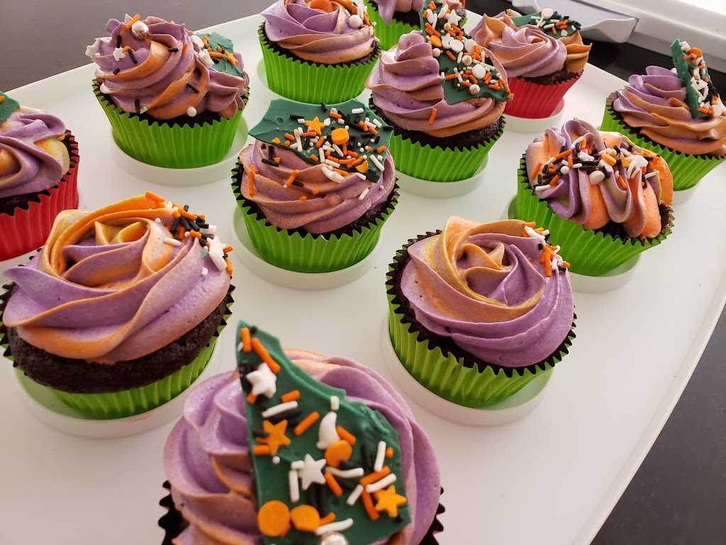 Vals Cupcakery | 1067 Ambercrest St, Gloucester, ON K1J 1G3, Canada | Phone: (613) 315-9656
