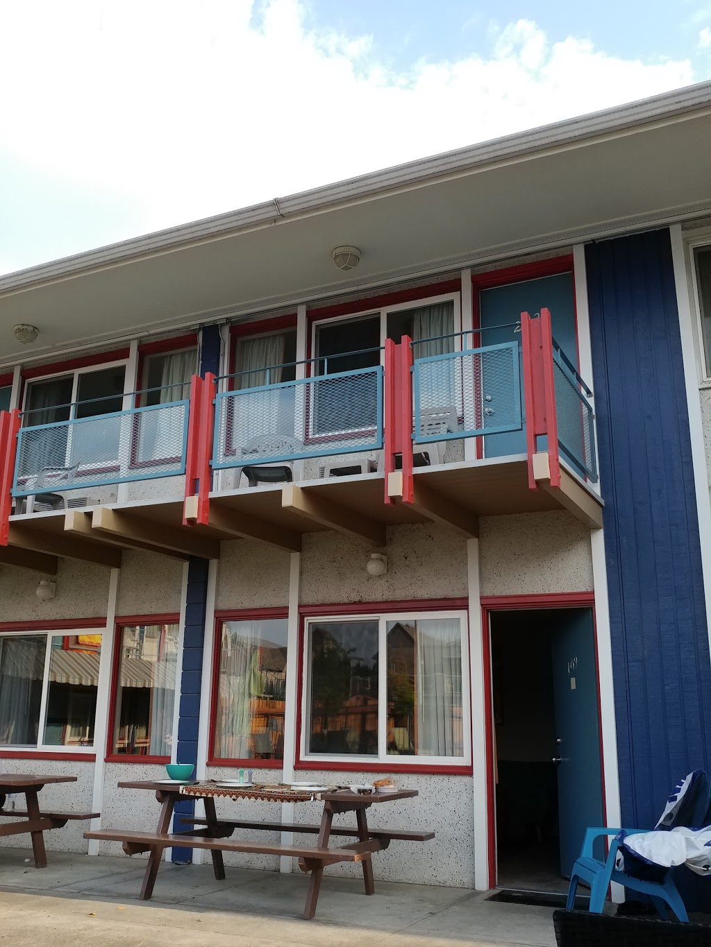 Bowmont Motel | 80 Riverside Dr, Penticton, BC V2A 5Y3, Canada | Phone: (250) 490-0231