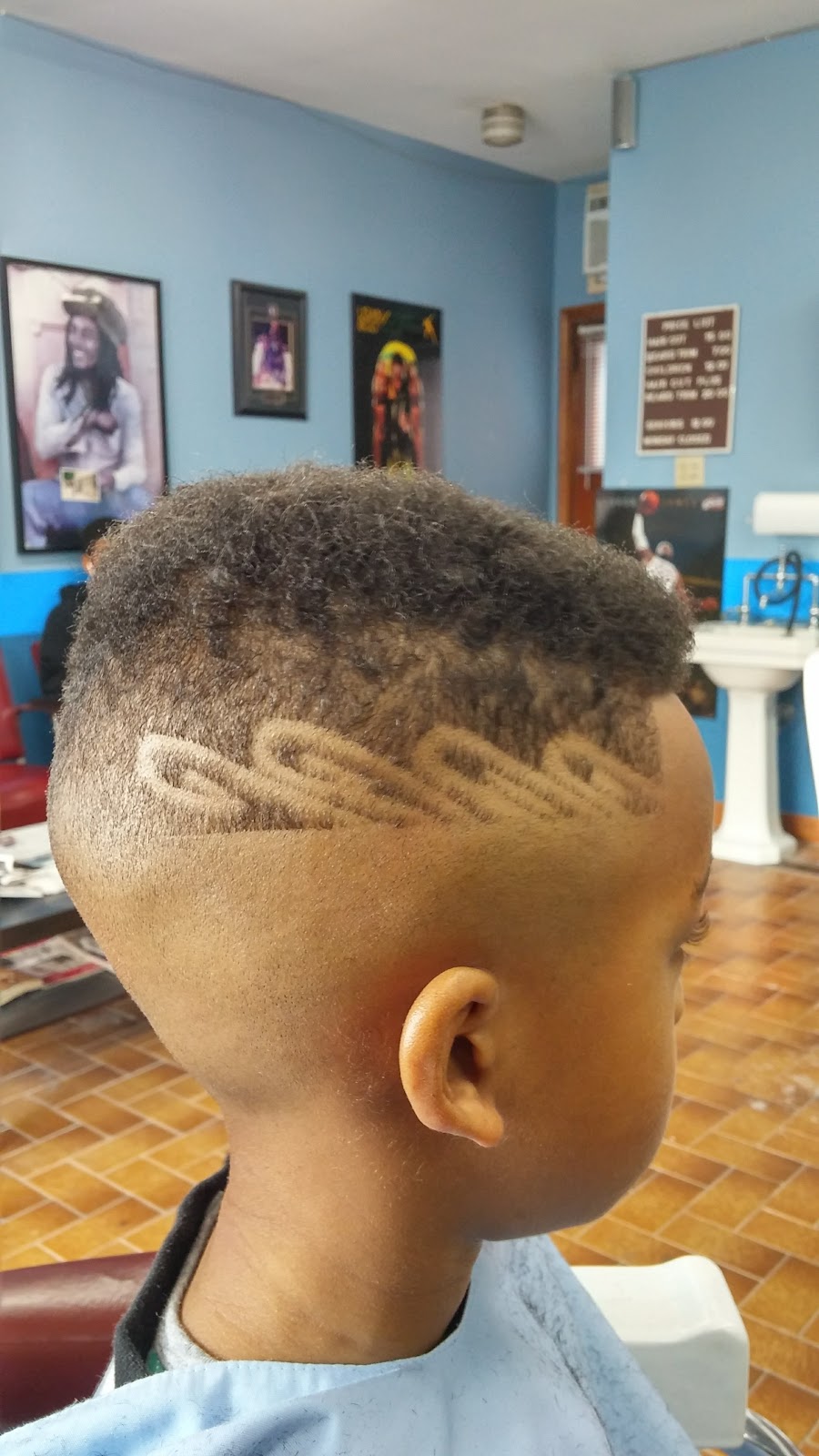 Fresh Cuts Barber Shop | hair care | 2167 King St E, Hamilton, ON L8K 1W7, Canada | 9055495087 OR +1 905-549-5087