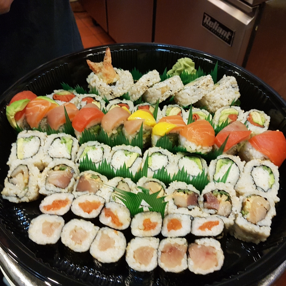 Lucky Sushi | 103-1102 Ewen Ave, New Westminster, BC V3M 5E4, Canada | Phone: (604) 529-9822