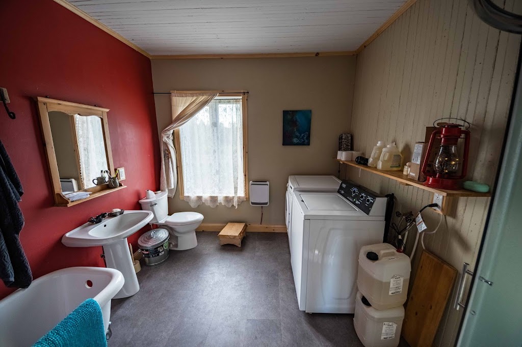 Auberge La Grande | 215 QC-138, Grandes-Bergeronnes, QC G0T 1G0, Canada | Phone: (418) 930-3622